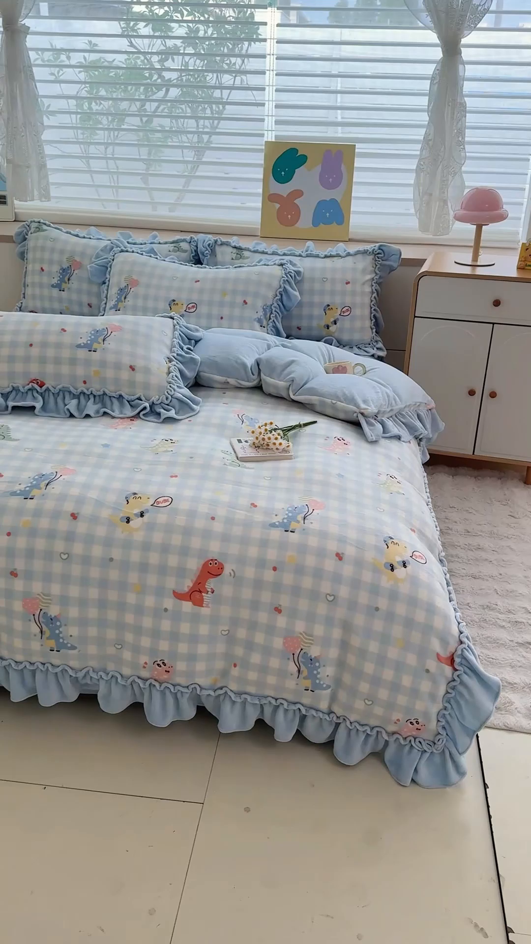 91家纺网 家纺一手货源 找家纺 橘子家 2025轻奢法式花边公主风婴儿绒牛奶绒高克重四件套 欢乐恐龙