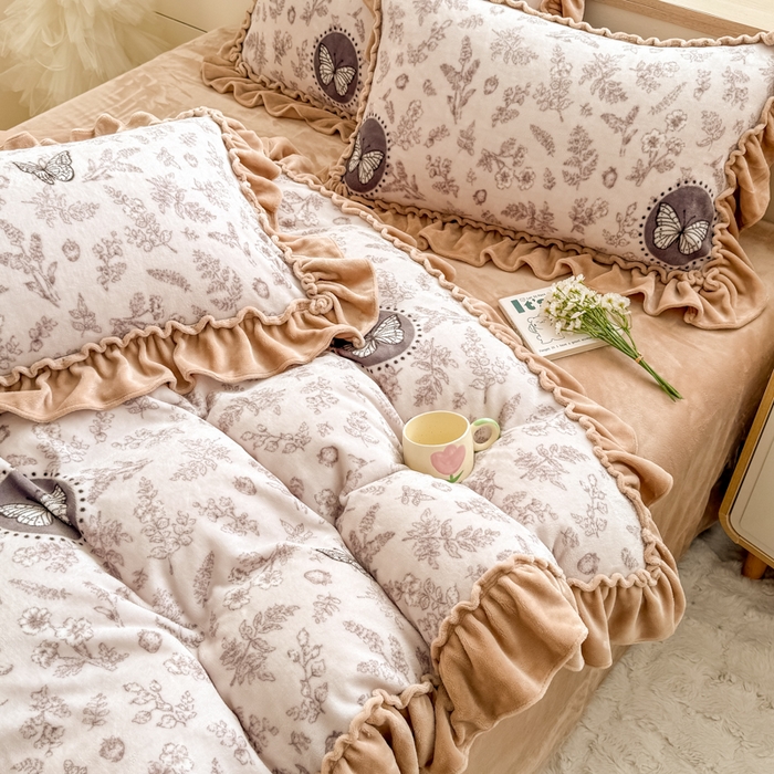 91家纺网 家纺一手货源 找家纺 橘子家 2025轻奢法式花边公主风婴儿绒牛奶绒高克重四件套 幻蝶