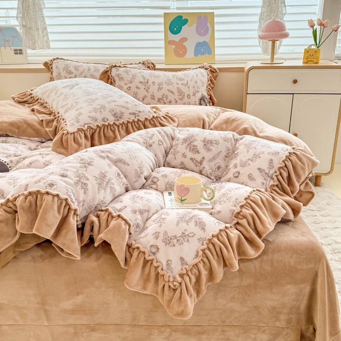 91家纺网 家纺一手货源 找家纺 橘子家 2025轻奢法式花边公主风婴儿绒牛奶绒高克重四件套 幻蝶