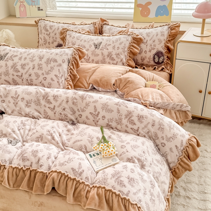 91家纺网 家纺一手货源 找家纺 橘子家 2025轻奢法式花边公主风婴儿绒牛奶绒高克重四件套 幻蝶