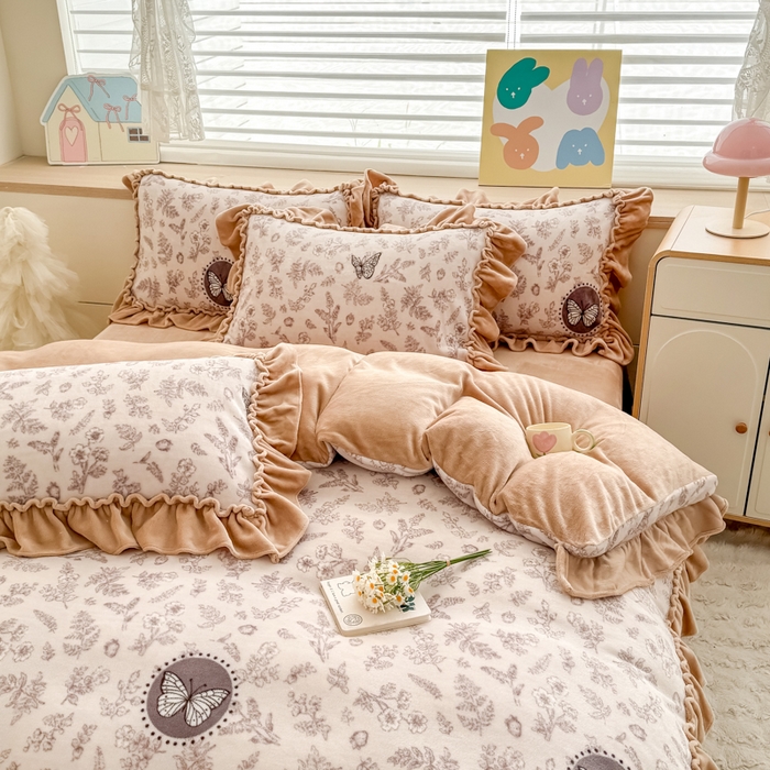 91家纺网 家纺一手货源 找家纺 橘子家 2025轻奢法式花边公主风婴儿绒牛奶绒高克重四件套 幻蝶