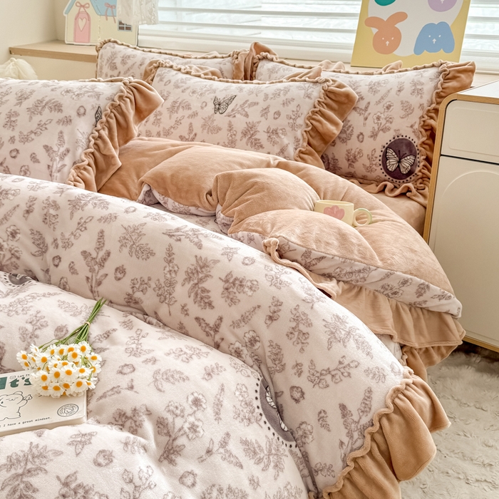 91家纺网 家纺一手货源 找家纺 橘子家 2025轻奢法式花边公主风婴儿绒牛奶绒高克重四件套 幻蝶