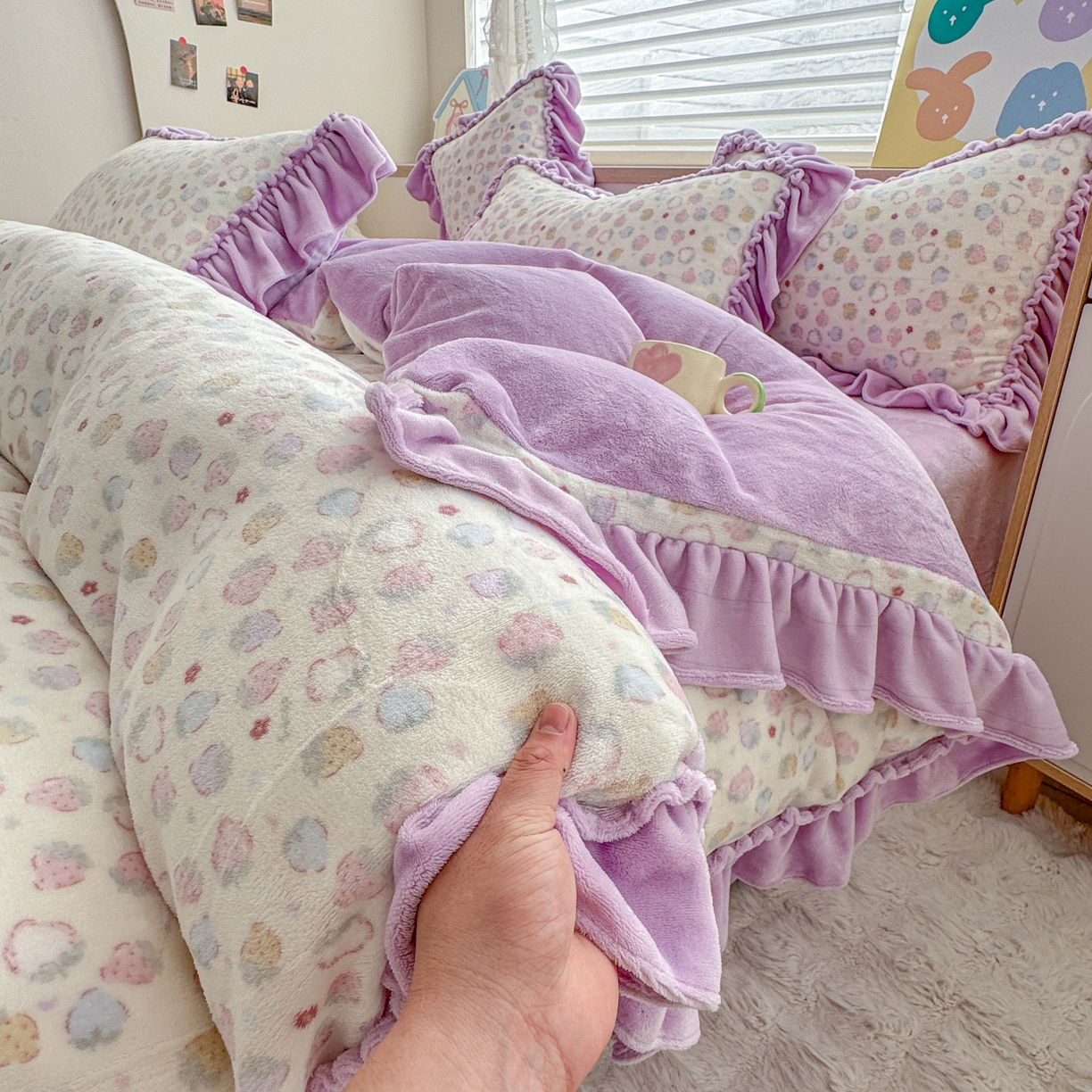 91家纺网 家纺一手货源 找家纺 橘子家 2025轻奢法式花边公主风婴儿绒牛奶绒高克重四件套 可可草莓