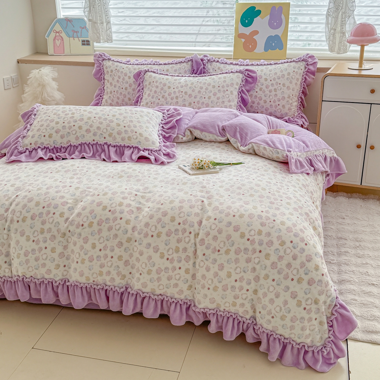 91家纺网 家纺一手货源 找家纺 橘子家 2025轻奢法式花边公主风婴儿绒牛奶绒高克重四件套 可可草莓