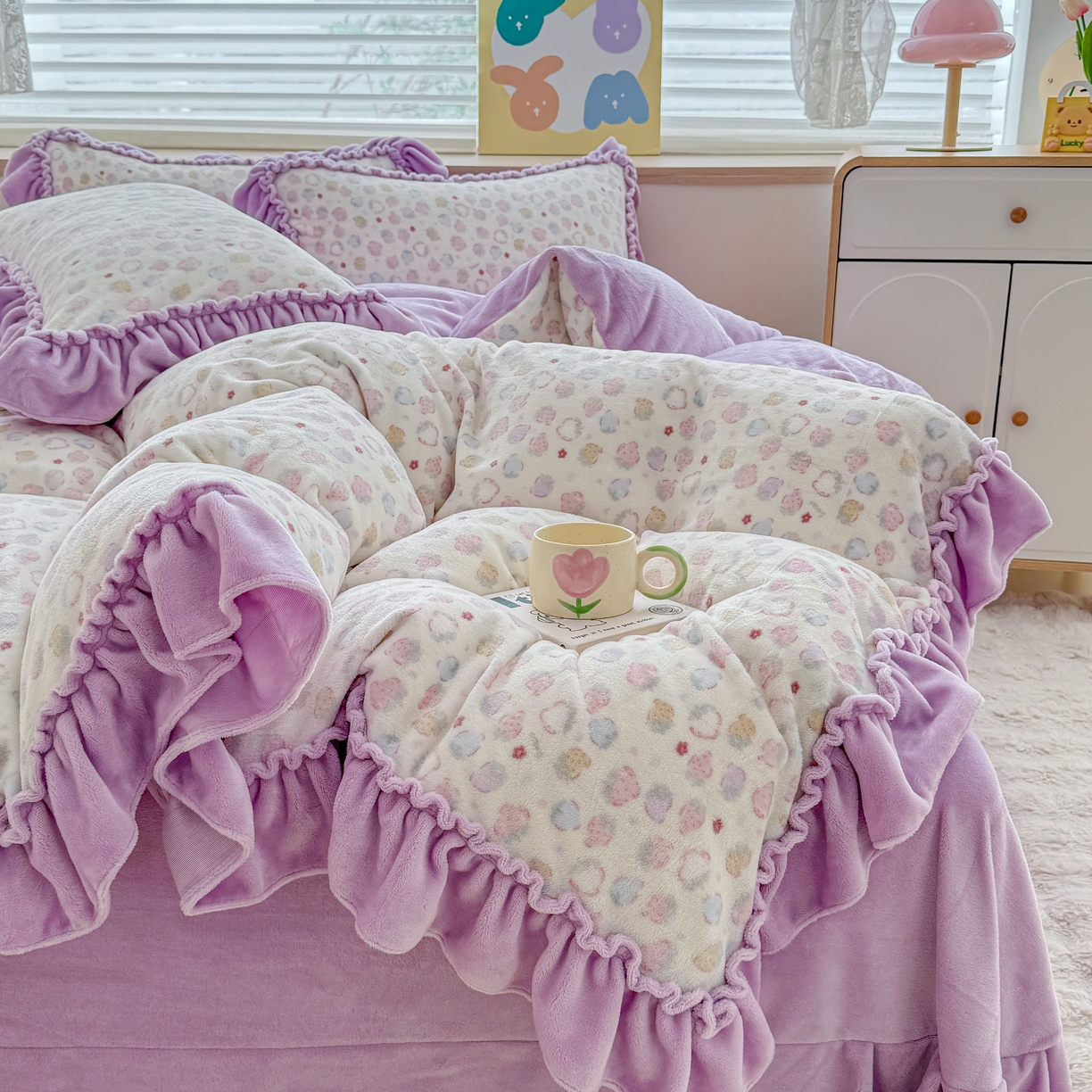 91家纺网 家纺一手货源 找家纺 橘子家 2025轻奢法式花边公主风婴儿绒牛奶绒高克重四件套 可可草莓