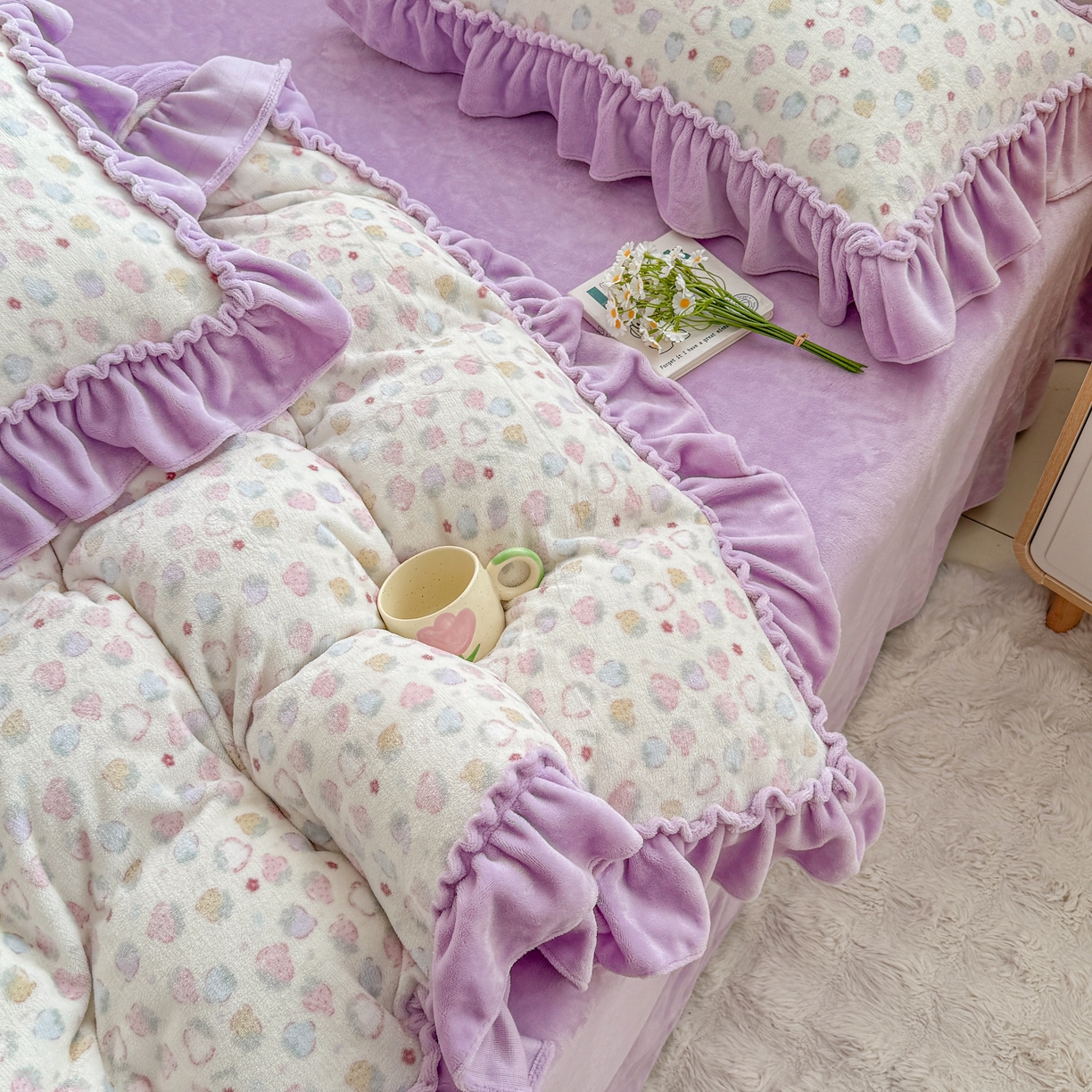 91家纺网 家纺一手货源 找家纺 橘子家 2025轻奢法式花边公主风婴儿绒牛奶绒高克重四件套 可可草莓