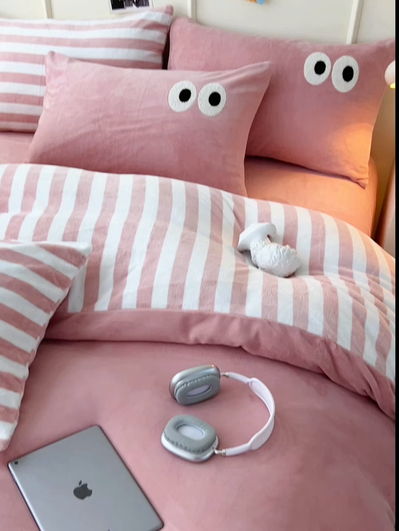 91家纺网 家纺一手货源 找家纺 （总）悦织湾家纺 2025新款简约牛奶绒眼睛系列纯色条纹轻奢时尚卡通冬季加厚保暖学生宿舍三四件套