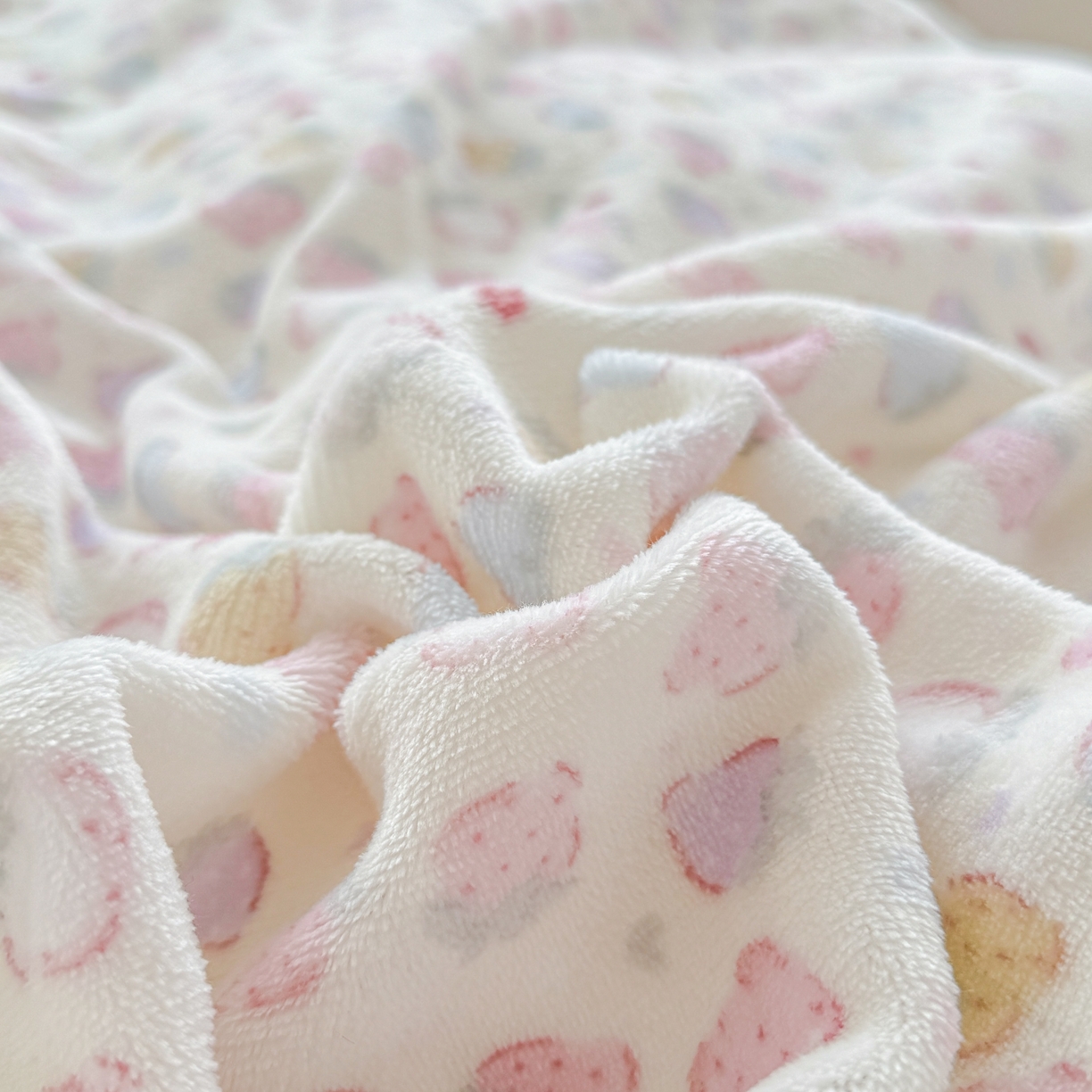 91家纺网 家纺一手货源 找家纺 橘子家 2025轻奢法式花边公主风婴儿绒牛奶绒高克重四件套 可可草莓