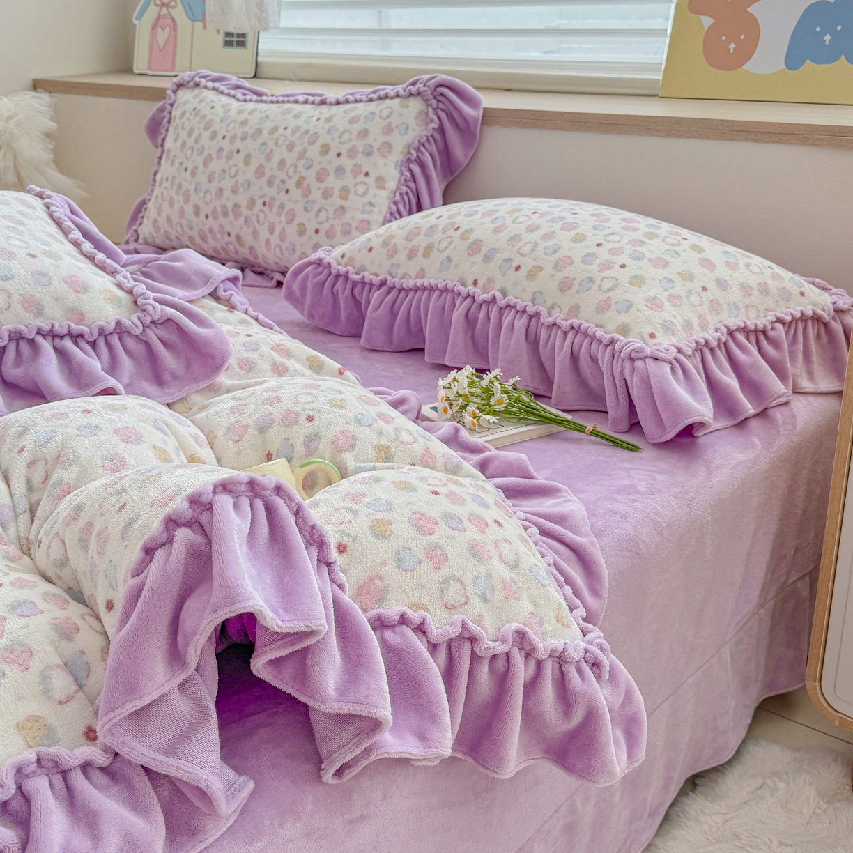 91家纺网 家纺一手货源 找家纺 橘子家 2025轻奢法式花边公主风婴儿绒牛奶绒高克重四件套 可可草莓