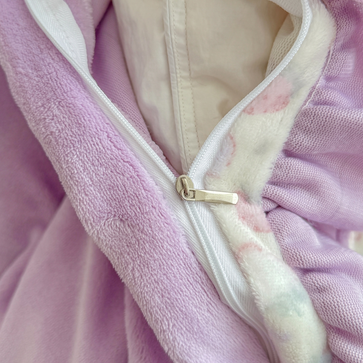 91家纺网 家纺一手货源 找家纺 橘子家 2025轻奢法式花边公主风婴儿绒牛奶绒高克重四件套 可可草莓