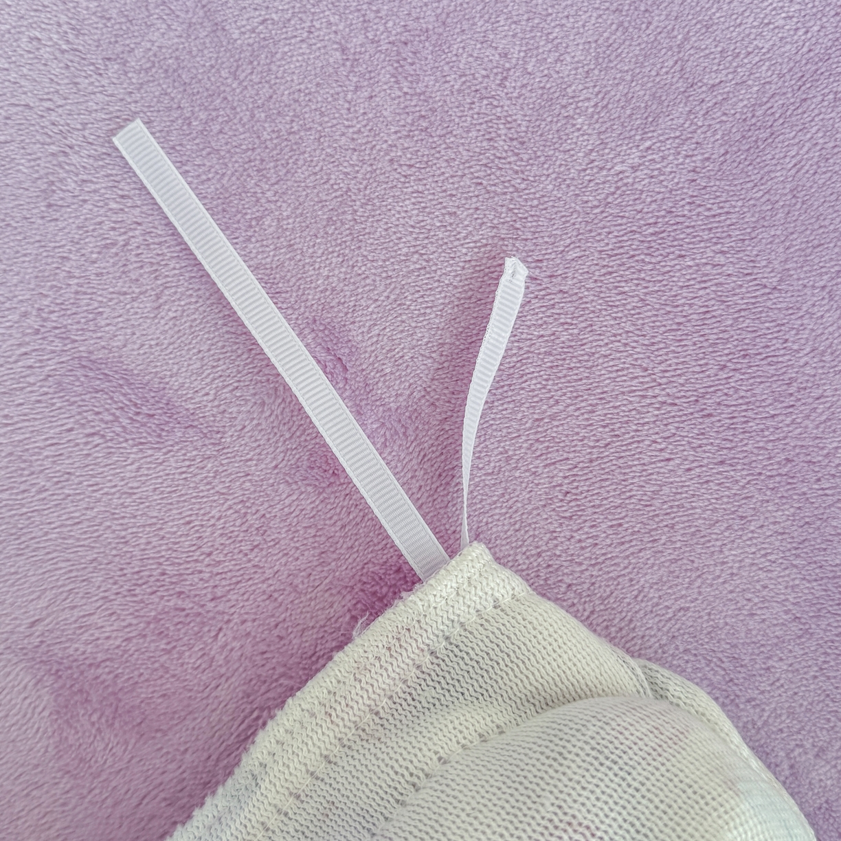 91家纺网 家纺一手货源 找家纺 橘子家 2025轻奢法式花边公主风婴儿绒牛奶绒高克重四件套 可可草莓