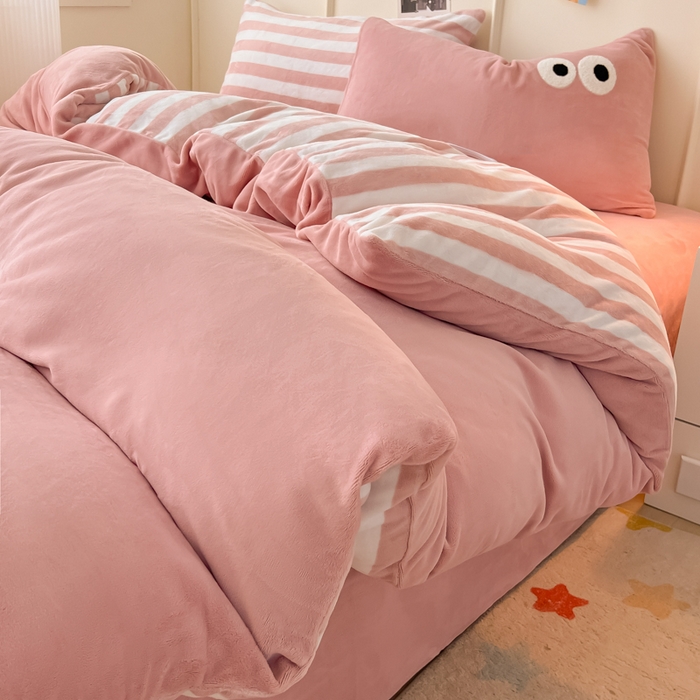 （总）悦织湾家纺 2025新款简约牛奶绒眼睛系列纯色条纹轻奢时尚卡通冬季加厚保暖学生宿舍三四件套