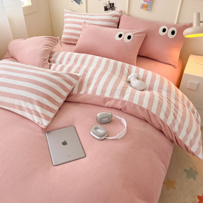 91家纺网 家纺一手货源 找家纺 （总）悦织湾家纺 2025新款简约牛奶绒眼睛系列纯色条纹轻奢时尚卡通冬季加厚保暖学生宿舍三四件套