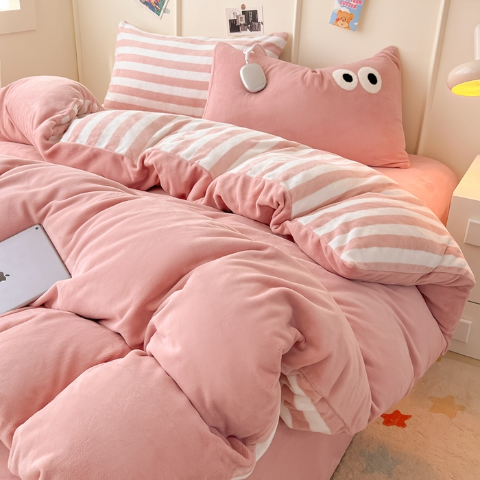 91家纺网 家纺一手货源 找家纺 （总）悦织湾家纺 2025新款简约牛奶绒眼睛系列纯色条纹轻奢时尚卡通冬季加厚保暖学生宿舍三四件套