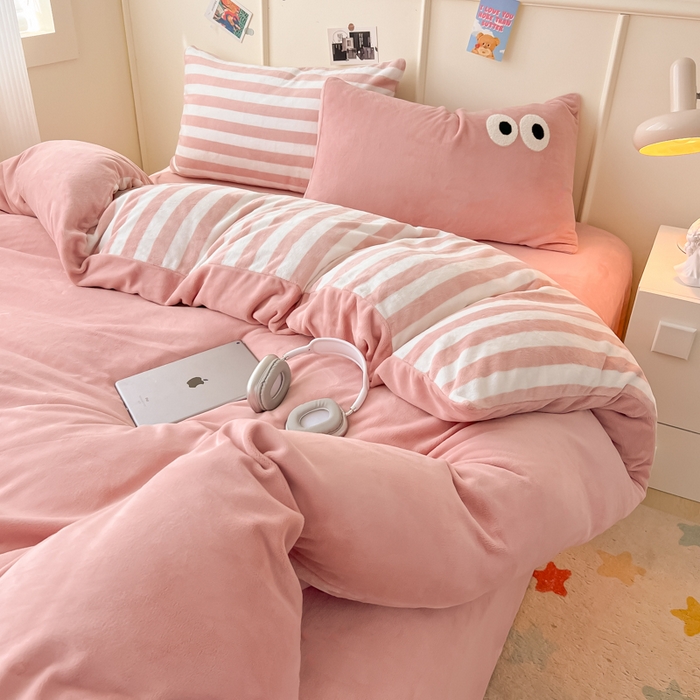 91家纺网 家纺一手货源 找家纺 （总）悦织湾家纺 2025新款简约牛奶绒眼睛系列纯色条纹轻奢时尚卡通冬季加厚保暖学生宿舍三四件套