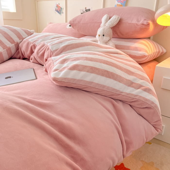 91家纺网 家纺一手货源 找家纺 （总）悦织湾家纺 2025新款简约牛奶绒眼睛系列纯色条纹轻奢时尚卡通冬季加厚保暖学生宿舍三四件套