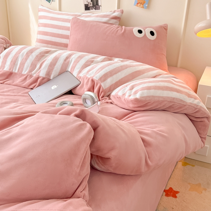 91家纺网 家纺一手货源 找家纺 （总）悦织湾家纺 2025新款简约牛奶绒眼睛系列纯色条纹轻奢时尚卡通冬季加厚保暖学生宿舍三四件套