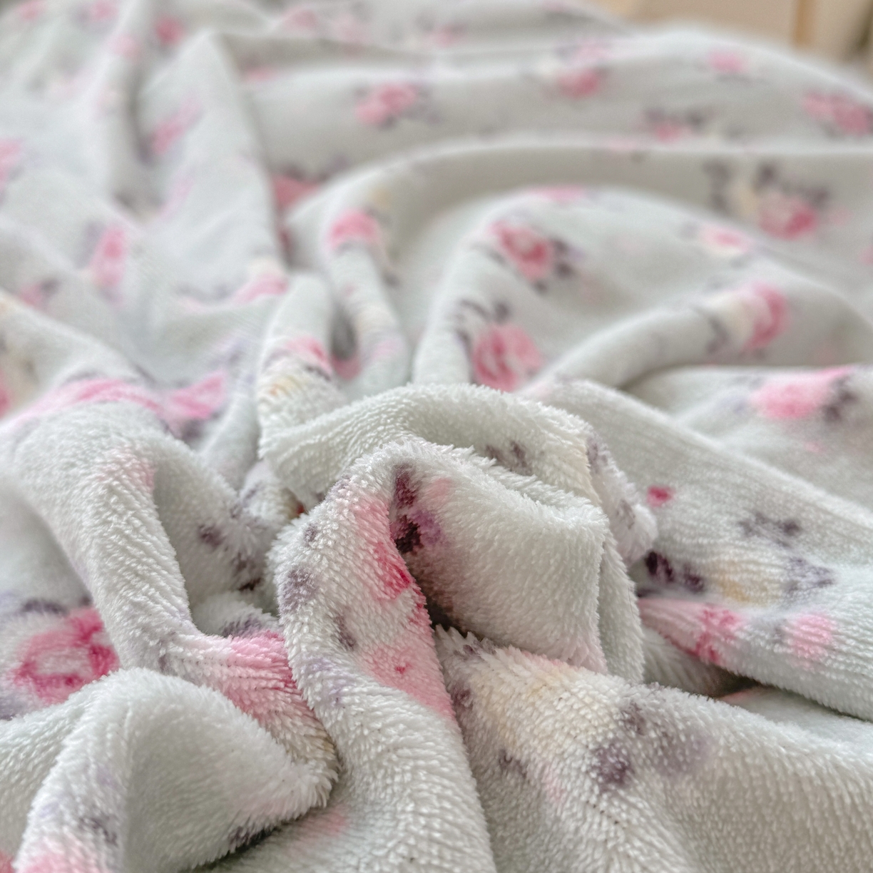 91家纺网 家纺一手货源 找家纺 橘子家 2025轻奢法式花边公主风婴儿绒牛奶绒高克重四件套 蔓可