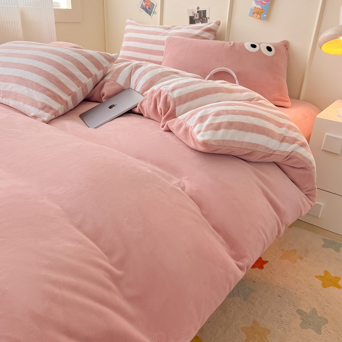 91家纺网 家纺一手货源 找家纺 （总）悦织湾家纺 2025新款简约牛奶绒眼睛系列纯色条纹轻奢时尚卡通冬季加厚保暖学生宿舍三四件套