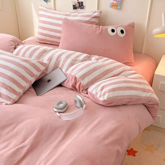 91家纺网 家纺一手货源 找家纺 （总）悦织湾家纺 2025新款简约牛奶绒眼睛系列纯色条纹轻奢时尚卡通冬季加厚保暖学生宿舍三四件套