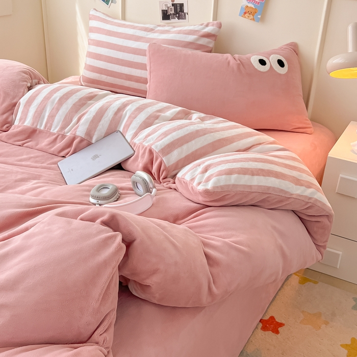 91家纺网 家纺一手货源 找家纺 （总）悦织湾家纺 2025新款简约牛奶绒眼睛系列纯色条纹轻奢时尚卡通冬季加厚保暖学生宿舍三四件套