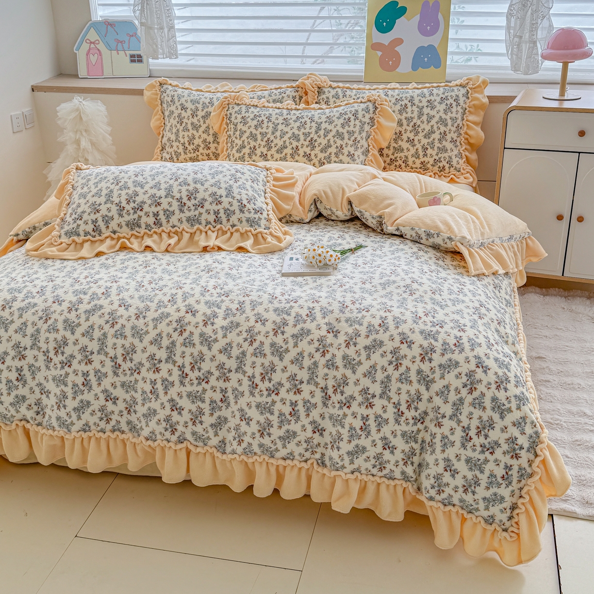 91家纺网 家纺一手货源 找家纺 橘子家 2025轻奢法式花边公主风婴儿绒牛奶绒高克重四件套 浅夕