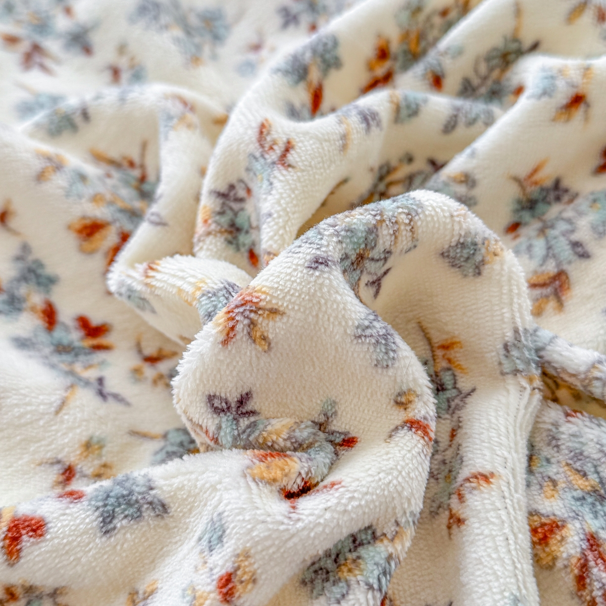 91家纺网 家纺一手货源 找家纺 橘子家 2025轻奢法式花边公主风婴儿绒牛奶绒高克重四件套 浅夕