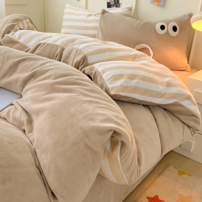 91家纺网 家纺一手货源 找家纺 （总）悦织湾家纺 2025新款简约牛奶绒眼睛系列纯色条纹轻奢时尚卡通冬季加厚保暖学生宿舍三四件套