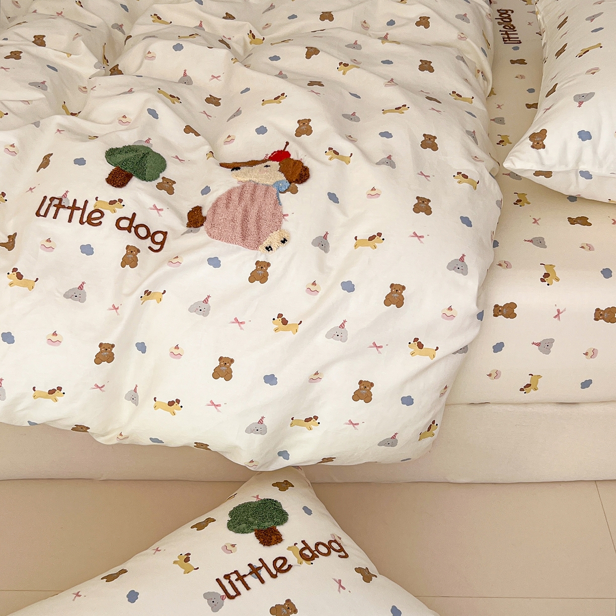 91家纺网 家纺一手货源 找家纺 舒居家纺 2025新款13070全棉纯棉毛巾绣四件套 奇趣缤纷