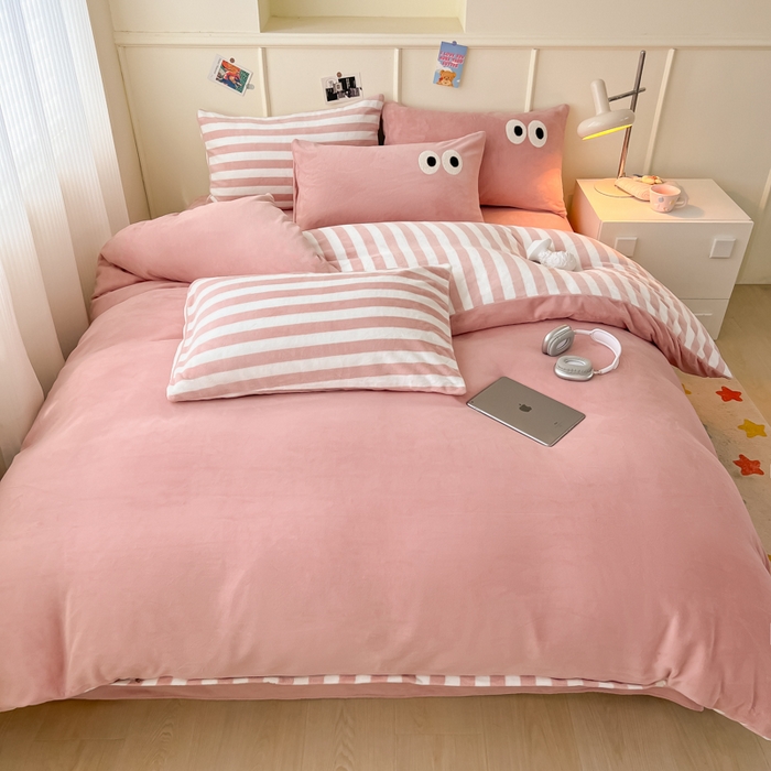 91家纺网 家纺一手货源 找家纺 悦织湾家纺 2025新款简约牛奶绒眼睛系列纯色条纹轻奢时尚卡通冬季加厚保暖学生宿舍三四件套 简约牛奶绒豆沙苏条