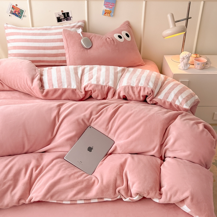 91家纺网 家纺一手货源 找家纺 悦织湾家纺 2025新款简约牛奶绒眼睛系列纯色条纹轻奢时尚卡通冬季加厚保暖学生宿舍三四件套 简约牛奶绒豆沙苏条