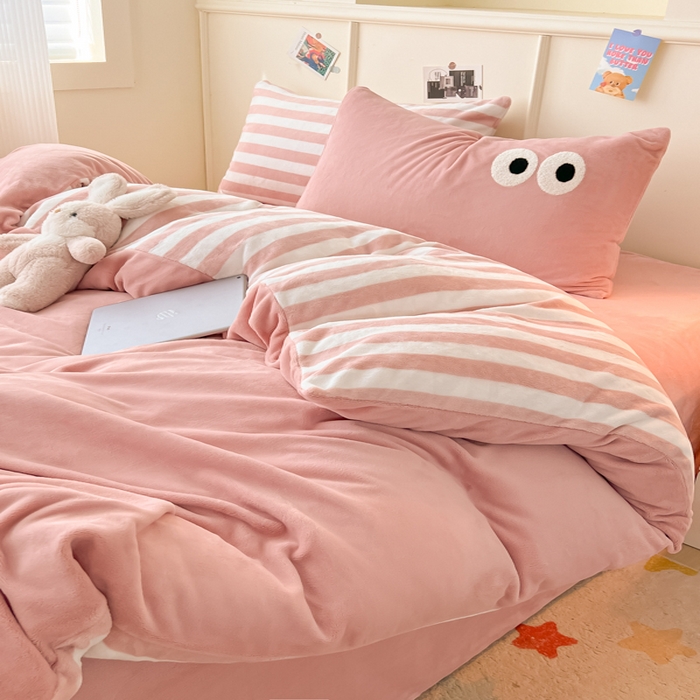 91家纺网 家纺一手货源 找家纺 悦织湾家纺 2025新款简约牛奶绒眼睛系列纯色条纹轻奢时尚卡通冬季加厚保暖学生宿舍三四件套 简约牛奶绒豆沙苏条