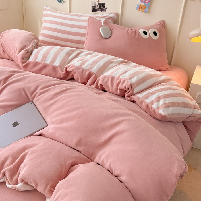 91家纺网 家纺一手货源 找家纺 悦织湾家纺 2025新款简约牛奶绒眼睛系列纯色条纹轻奢时尚卡通冬季加厚保暖学生宿舍三四件套 简约牛奶绒豆沙苏条