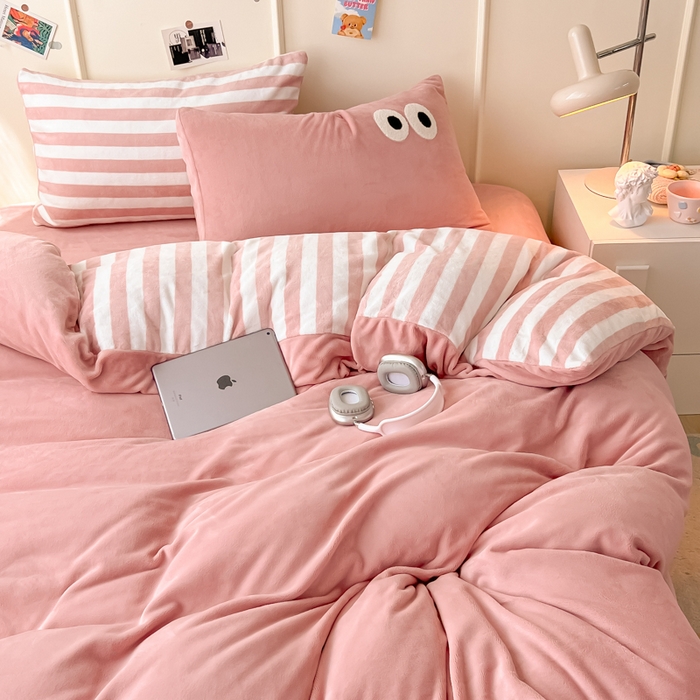 91家纺网 家纺一手货源 找家纺 悦织湾家纺 2025新款简约牛奶绒眼睛系列纯色条纹轻奢时尚卡通冬季加厚保暖学生宿舍三四件套 简约牛奶绒豆沙苏条