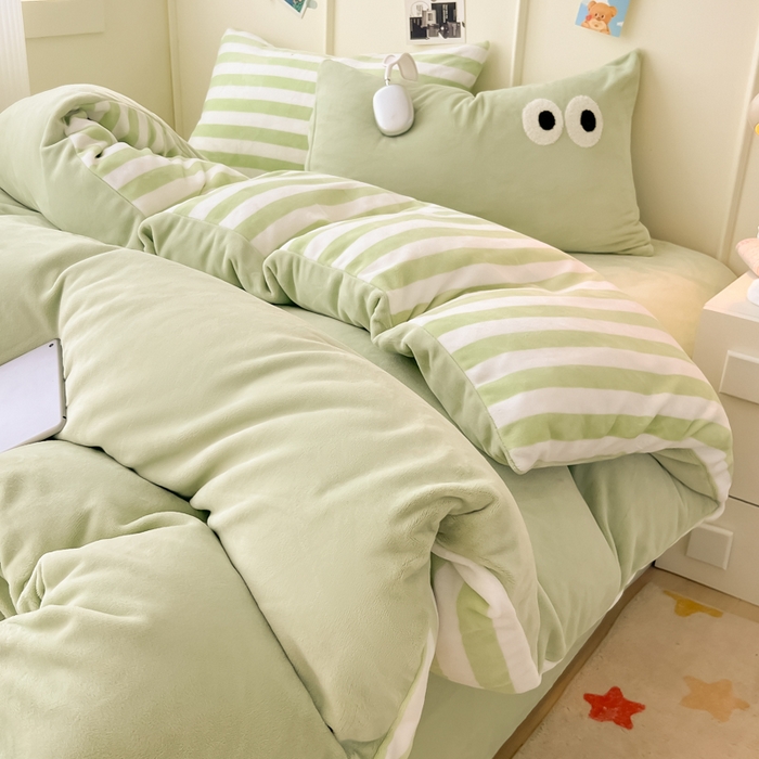 91家纺网 家纺一手货源 找家纺 悦织湾家纺 2025新款简约牛奶绒眼睛系列纯色条纹轻奢时尚卡通冬季加厚保暖学生宿舍三四件套 简约牛奶绒果绿苏条