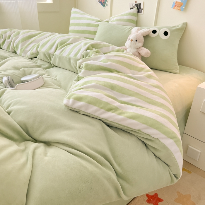 91家纺网 家纺一手货源 找家纺 悦织湾家纺 2025新款简约牛奶绒眼睛系列纯色条纹轻奢时尚卡通冬季加厚保暖学生宿舍三四件套 简约牛奶绒果绿苏条