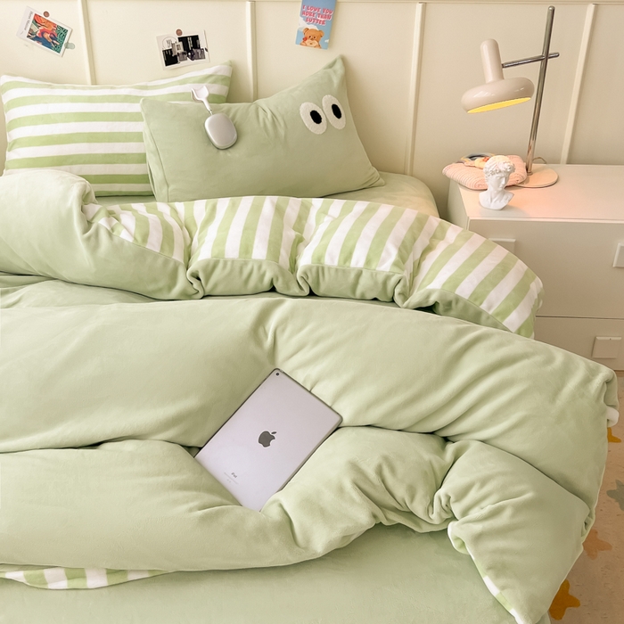 91家纺网 家纺一手货源 找家纺 悦织湾家纺 2025新款简约牛奶绒眼睛系列纯色条纹轻奢时尚卡通冬季加厚保暖学生宿舍三四件套 简约牛奶绒果绿苏条