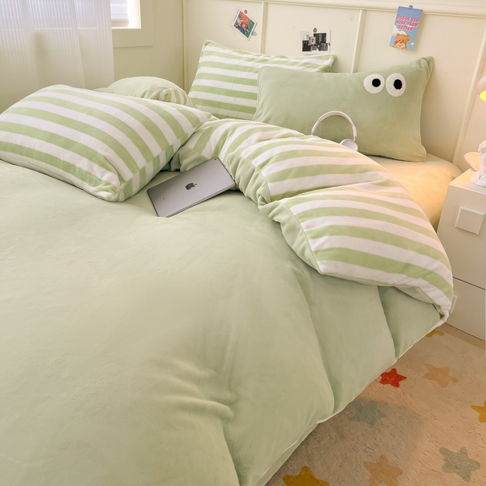 91家纺网 家纺一手货源 找家纺 悦织湾家纺 2025新款简约牛奶绒眼睛系列纯色条纹轻奢时尚卡通冬季加厚保暖学生宿舍三四件套 简约牛奶绒果绿苏条