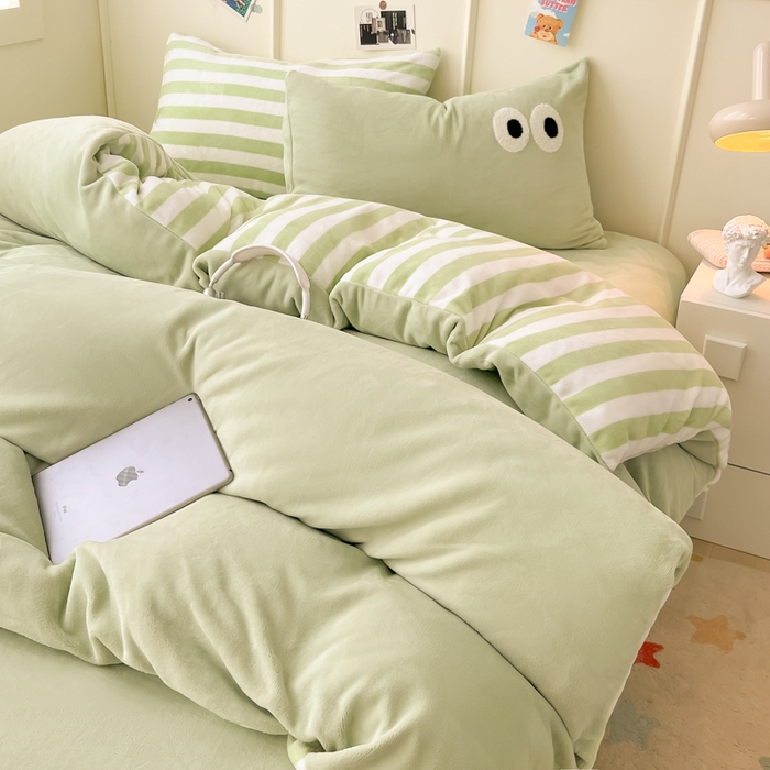 91家纺网 家纺一手货源 找家纺 悦织湾家纺 2025新款简约牛奶绒眼睛系列纯色条纹轻奢时尚卡通冬季加厚保暖学生宿舍三四件套 简约牛奶绒果绿苏条