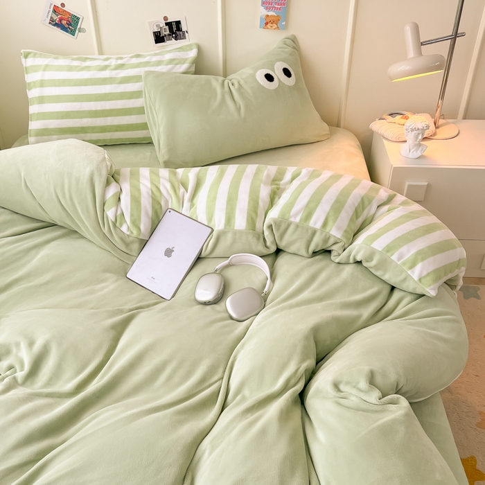91家纺网 家纺一手货源 找家纺 悦织湾家纺 2025新款简约牛奶绒眼睛系列纯色条纹轻奢时尚卡通冬季加厚保暖学生宿舍三四件套 简约牛奶绒果绿苏条