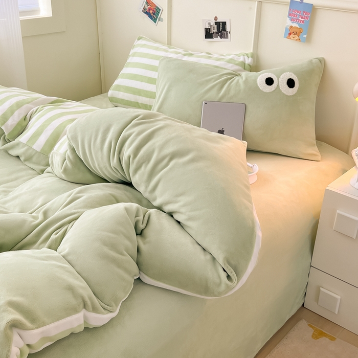 91家纺网 家纺一手货源 找家纺 悦织湾家纺 2025新款简约牛奶绒眼睛系列纯色条纹轻奢时尚卡通冬季加厚保暖学生宿舍三四件套 简约牛奶绒果绿苏条