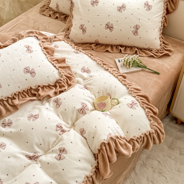 91家纺网 家纺一手货源 找家纺 橘子家 2025轻奢法式花边公主风婴儿绒牛奶绒高克重四件套 甜心