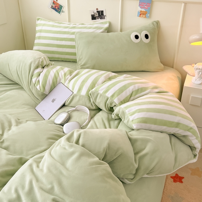 91家纺网 家纺一手货源 找家纺 悦织湾家纺 2025新款简约牛奶绒眼睛系列纯色条纹轻奢时尚卡通冬季加厚保暖学生宿舍三四件套 简约牛奶绒果绿苏条