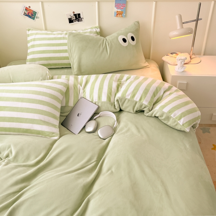 91家纺网 家纺一手货源 找家纺 悦织湾家纺 2025新款简约牛奶绒眼睛系列纯色条纹轻奢时尚卡通冬季加厚保暖学生宿舍三四件套 简约牛奶绒果绿苏条