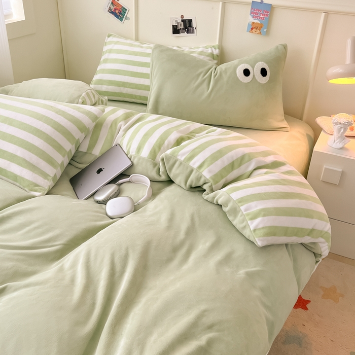 91家纺网 家纺一手货源 找家纺 悦织湾家纺 2025新款简约牛奶绒眼睛系列纯色条纹轻奢时尚卡通冬季加厚保暖学生宿舍三四件套 简约牛奶绒果绿苏条