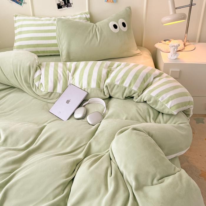 91家纺网 家纺一手货源 找家纺 悦织湾家纺 2025新款简约牛奶绒眼睛系列纯色条纹轻奢时尚卡通冬季加厚保暖学生宿舍三四件套 简约牛奶绒果绿苏条