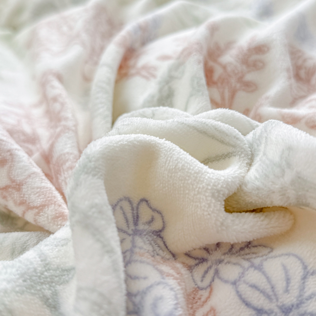 91家纺网 家纺一手货源 找家纺 橘子家 2025轻奢法式花边公主风婴儿绒牛奶绒高克重四件套 晚风