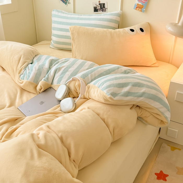 91家纺网 家纺一手货源 找家纺 悦织湾家纺 2025新款简约牛奶绒眼睛系列纯色条纹轻奢时尚卡通冬季加厚保暖学生宿舍三四件套 简约牛奶绒浅黄十条兰灰