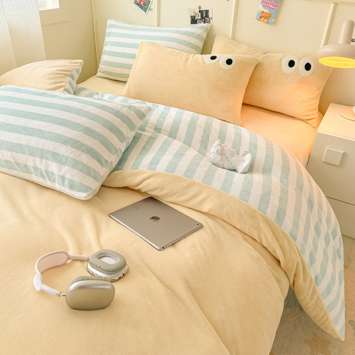91家纺网 家纺一手货源 找家纺 悦织湾家纺 2025新款简约牛奶绒眼睛系列纯色条纹轻奢时尚卡通冬季加厚保暖学生宿舍三四件套 简约牛奶绒浅黄十条兰灰