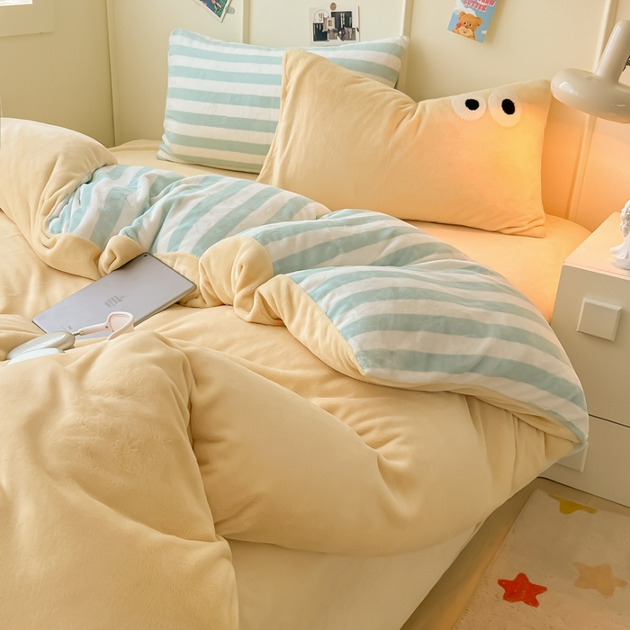 91家纺网 家纺一手货源 找家纺 悦织湾家纺 2025新款简约牛奶绒眼睛系列纯色条纹轻奢时尚卡通冬季加厚保暖学生宿舍三四件套 简约牛奶绒浅黄十条兰灰